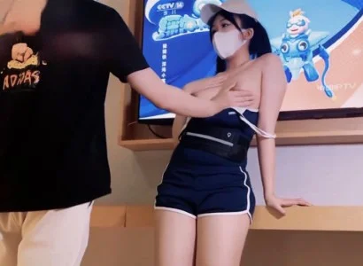 Cô nhân viên xinh đẹp bán TV với người khách may mắn
