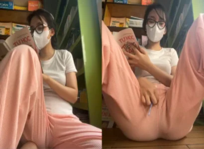 Em vừa cầm sách vừa đưa sextoy vào lồn