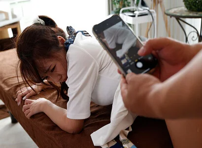 Em nhân viên ở tiệm triệt lông liền làm chuyện đó với em