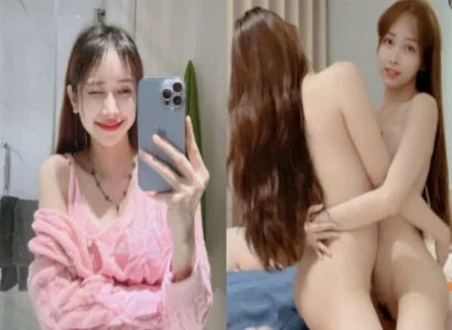 Cặp đôi bạn thân là Lâm Thái Vy và bạn của cô ấy móc bím trên không gian phát trực tiếp