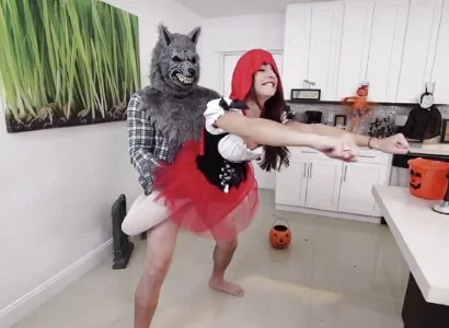 Cô bé quàng khăn đỏ nện nhau tới bến
