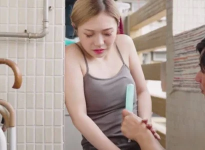 Người chồng trẻ giúp vợ em sinh con