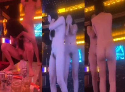 Người mẫu trình diễn vũ điệu thoát y đầy dâm đãng trong quán karaoke